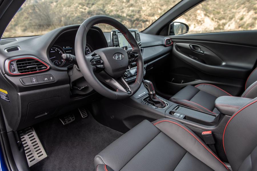 Интерьер Hyundai Elantra GT N Line (PD) 2019 года  (фото 27 из 40)